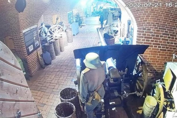 Kameraya peş peşe yakalandılar!  "L&uuml;tfen m&uuml;zede 'aşk sanatı' yapmayalım"