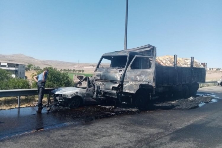 Kayseri'de korkun&ccedil; kazada 3 kişi yanarak can verdi!