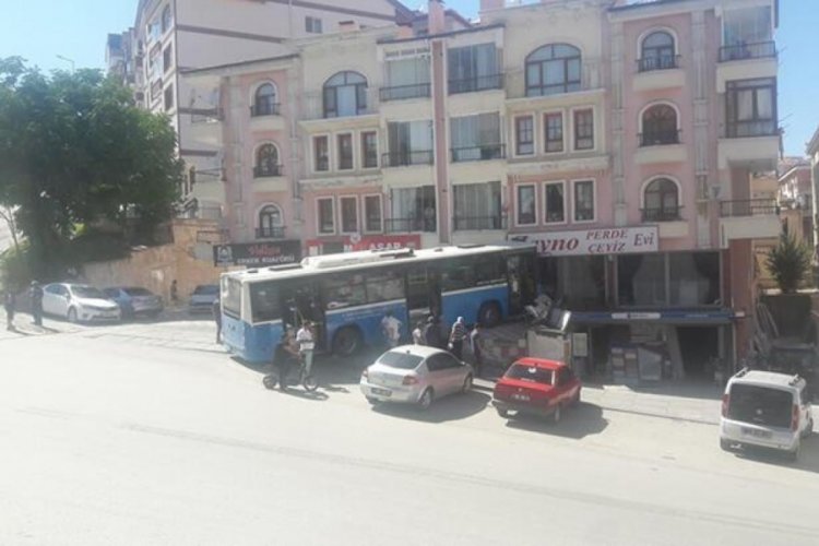 Freni boşalan halk otob&uuml;s&uuml; şof&ouml;r&uuml;n&uuml;n yaptığı manevra faciayı engel oldu