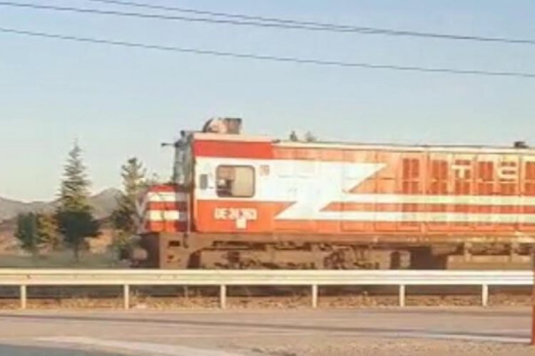 Elazığ'da y&uuml;k treni hemzemin ge&ccedil;itte minib&uuml;se &ccedil;arptı