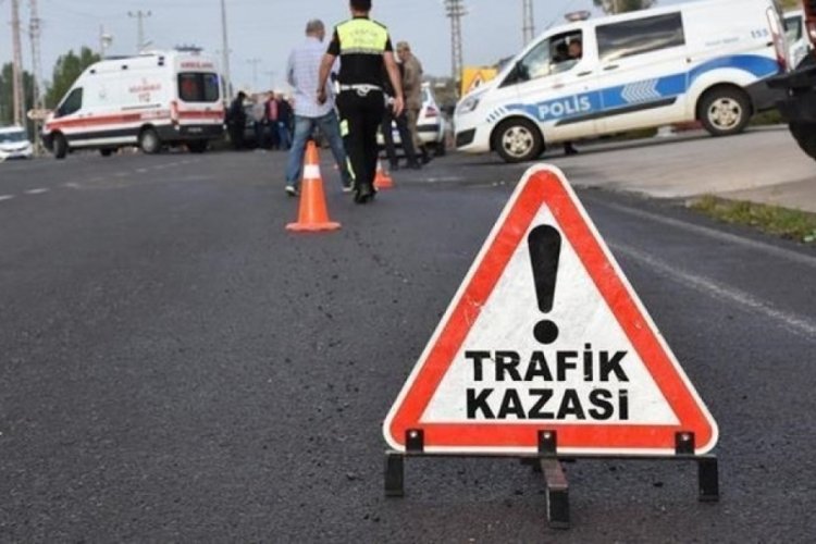 Turistleri taşıyan minib&uuml;s otomobille &ccedil;arpıştı: 14 yaralı