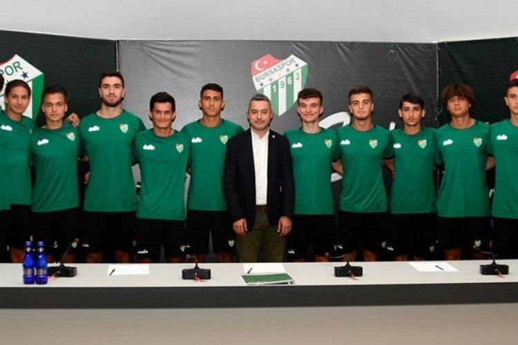 Bursaspor'da 13 futbolcu ile profesyonel imza