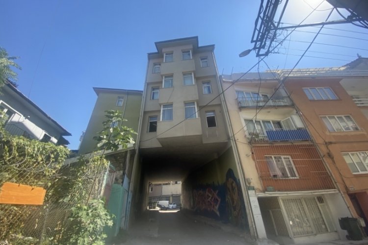 Bursa'da merak uyandıran apartman