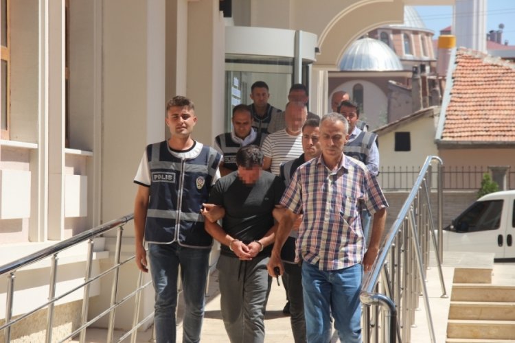 100 bin liralık d&ouml;viz &ccedil;alan şahıslar tutuklandı