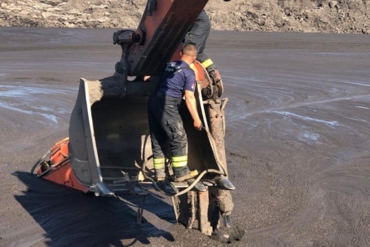 Şlam havuzu &ccedil;&ouml;kt&uuml;: Yaralılar var