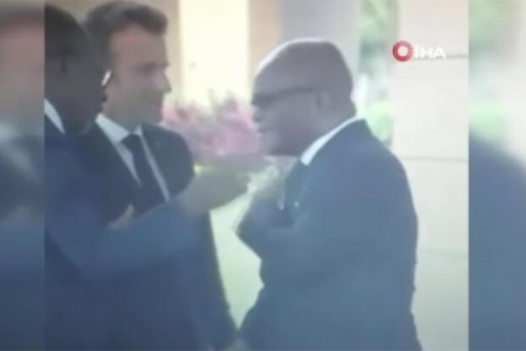 Macron dokundu, Beninli bakan omzunu silkeledi