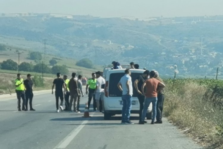 Bursa'da kamyonetinin kasasında 20 kişi taşıyan adam polisle tartıştı