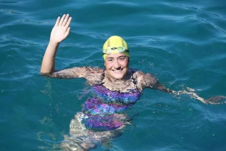 Manş Denizi'ni y&uuml;zerek ge&ccedil;en Aysu T&uuml;rkoğlu: '50-55 kilometre daha fazla y&uuml;zm&uuml;ş olabilirim'