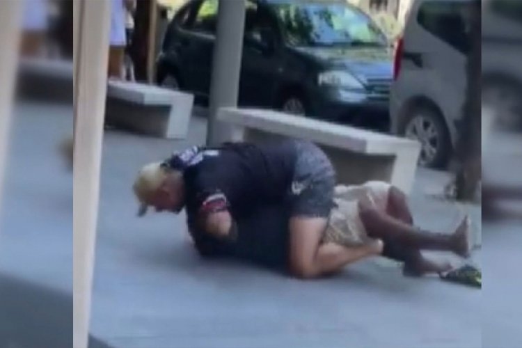 Nijeryalı seyyar satıcı d&ouml;v&uuml;lerek &ouml;ld&uuml;r&uuml;ld&uuml;, &ccedil;evredekiler sadece izledi