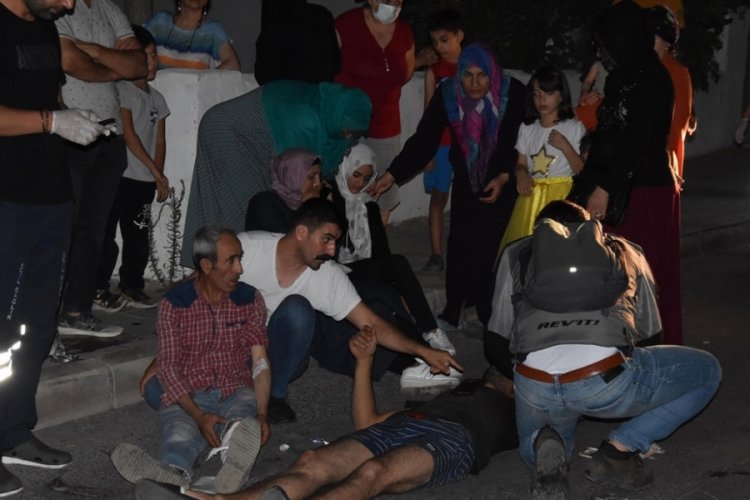 İzmir'de kamyonet ile yolcu minib&uuml;s&uuml; &ccedil;arpıştı: 12 kişi yaralandı