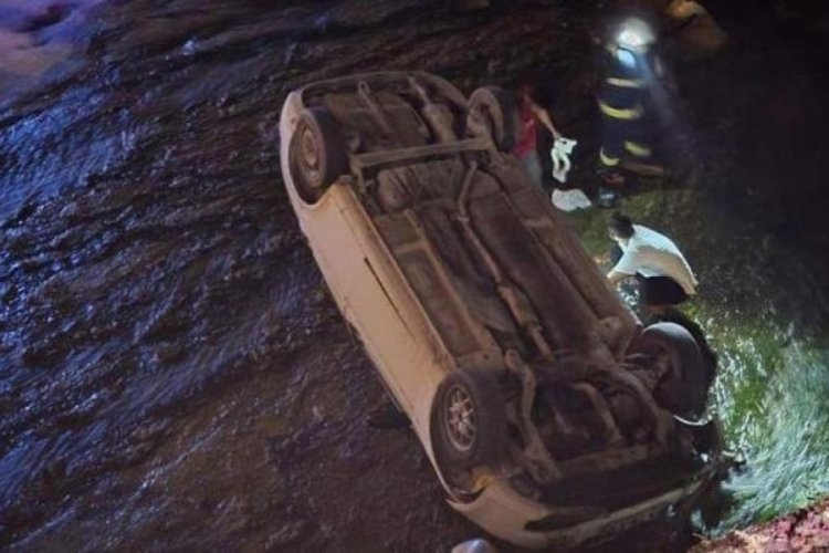 Antalya'da kontrolden &ccedil;ıkan ara&ccedil; dere yatağına u&ccedil;tu!