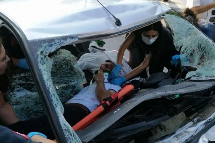 Bursa'da k&ouml;pr&uuml;den atlayan kişi otomobilin camından i&ccedil;eri girdi: 3 yaralı