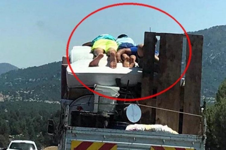 Kamyonetin kasasındaki yatakta tehlikeli yolculuk
