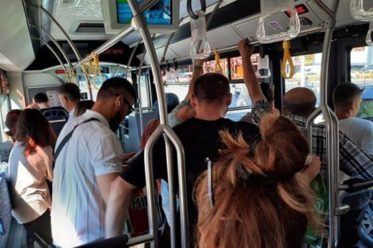 Otob&uuml;ste kendisine yer veren kadının &ccedil;ocuğuna vurdu