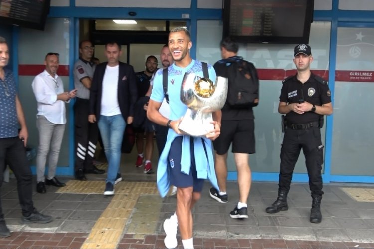 Trabzonspor, 3'&uuml;nc&uuml; kez kazandığı S&uuml;per Kupa ile kente geldi