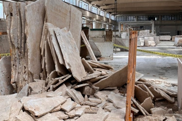 Konya'da devrilen mermer blokların altında kalan iş&ccedil;i &ouml;ld&uuml;