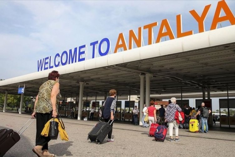 Antalya Havalimanı'nda rekor kırıldı: Bin 69 u&ccedil;ak inip kalktı