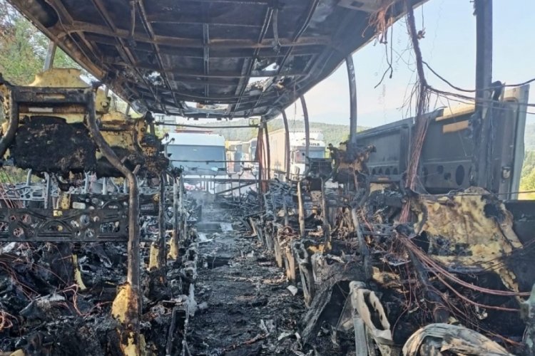 Bursa'da yolcu otob&uuml;s&uuml; yandı; karayolu ulaşıma kapandı