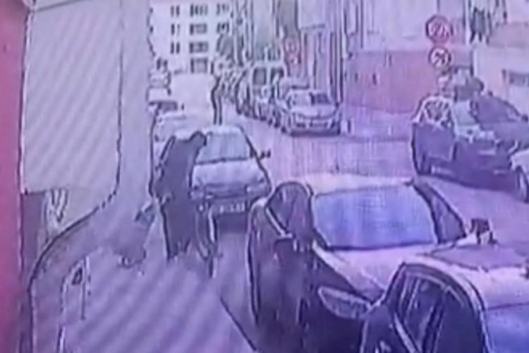 Elektrik sayacı &ccedil;aldığı iddia edilen hırsız g&uuml;venlik kamerasında