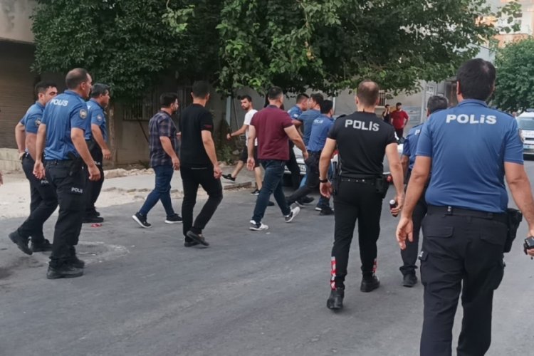 Yol verme meselesi y&uuml;z&uuml;nden satırlı kavga &ccedil;ıktı; 1 yaralı
