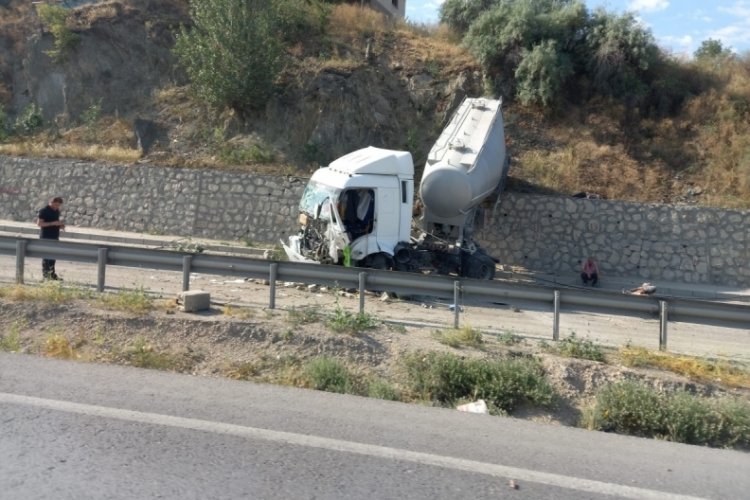 Kazada bir tır 25 metre y&uuml;kseklikten yere &ccedil;akıldı