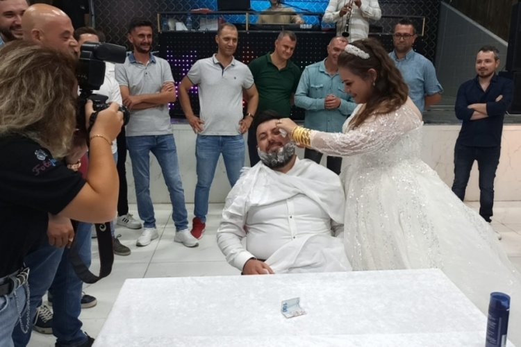 Bursa'da berber damada gelinden sakal tıraşı