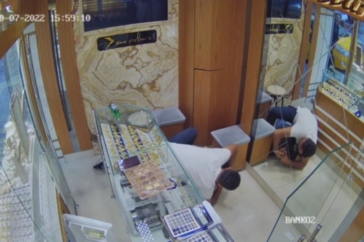 Dili boğazına ka&ccedil;an vatandaşa kuyumcu m&uuml;dahele etti