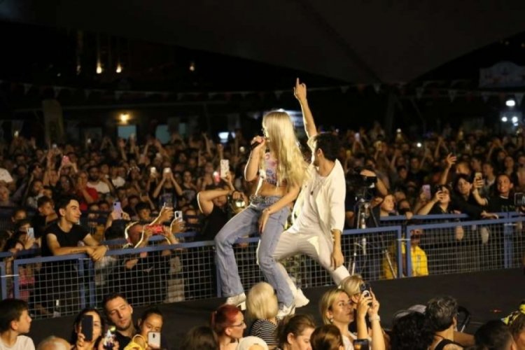 Aleyna Tilki konserinde y&uuml;rekler ağza geldi
