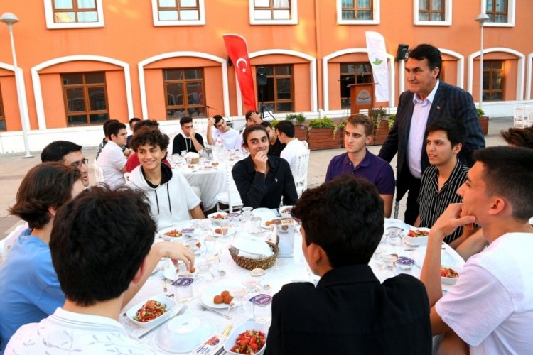 Bursa Osmangazi'de başarılı &ouml;ğrenciler &ouml;d&uuml;llendirildi