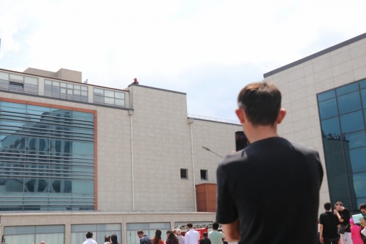Meraklı kalabalık 2 saatlik intihar girişimini film gibi izledi