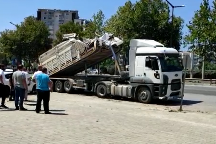 Bursa Gemlik'te kamyon k&ouml;pr&uuml;ye &ccedil;arptı