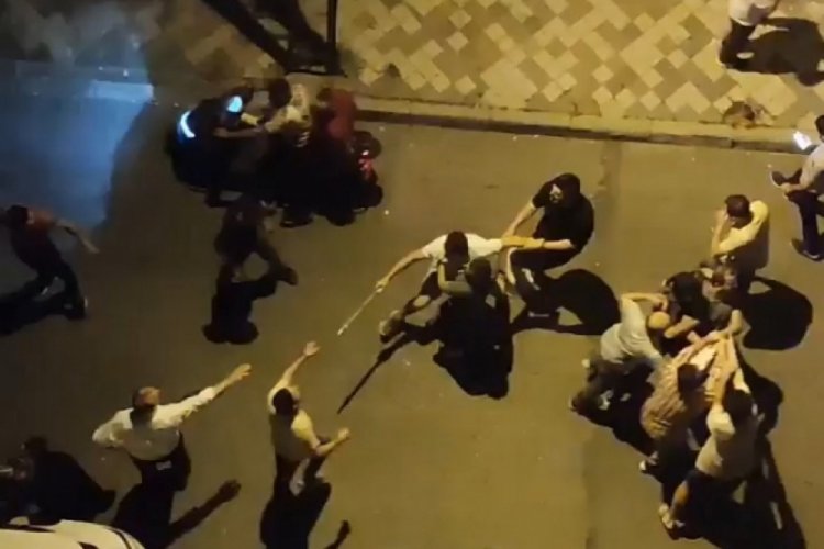 Kız kardeşine &ccedil;i&ccedil;ek g&ouml;nderen kişiyi, arkadaşlarını toplayıp d&ouml;vd&uuml;