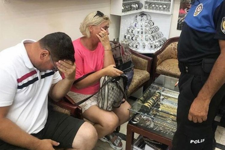 Macaristanlı &ccedil;iftin altın bileklik hırsızlığı kameraya yansıdı