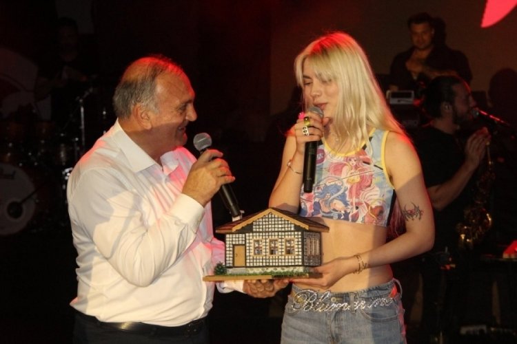 Artvin'deki Aleyna Tilki konserinde direğe tırmananlar oldu