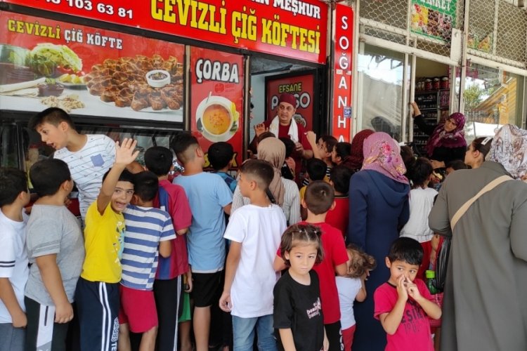 Cevizli &ccedil;iğk&ouml;fte yemek i&ccedil;in birbirleriyle yarıştılar