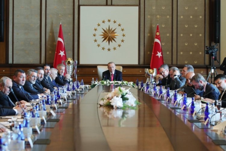 Erdoğan, Trabzonspor'u Cumhurbaşkanlığı K&uuml;lliyesi'nde kabul etti