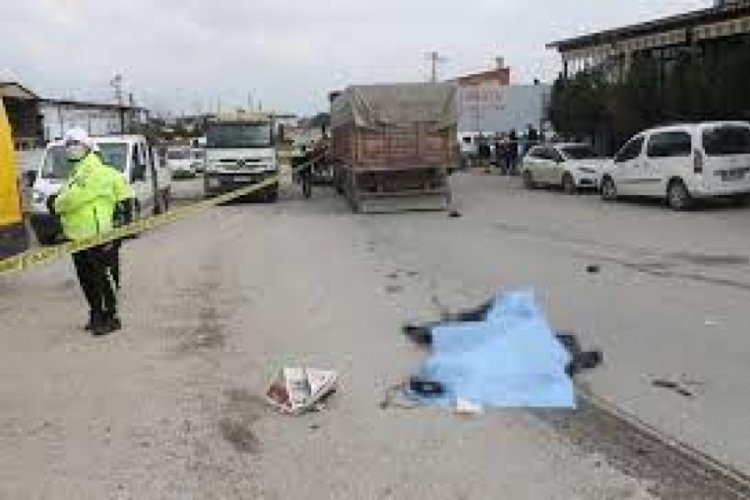 Kamyonun &ccedil;arptığı elektrikli bisikletin s&uuml;r&uuml;c&uuml;s&uuml; hayatını kaybetti
