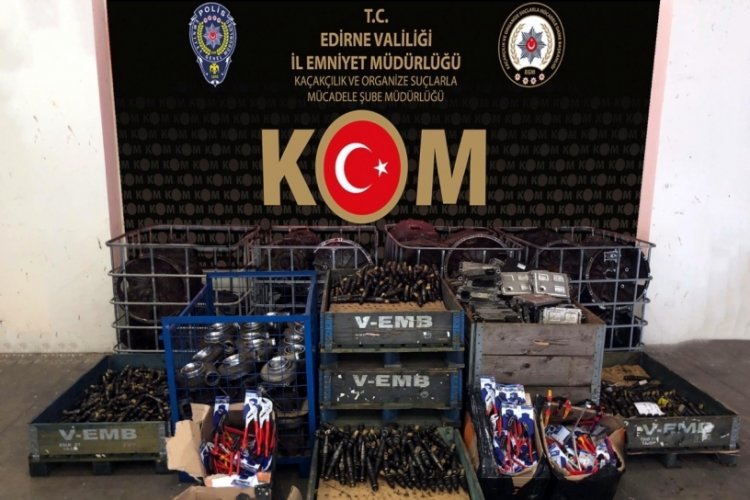 Kapıkule Sınır Kapısı'nda ka&ccedil;ak oto yedek par&ccedil;aları ele ge&ccedil;irildi