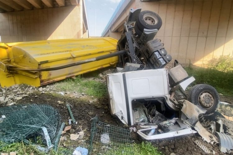 Lastiği patlayan hafriyat kamyonu, viyad&uuml;kten yuvarlandı