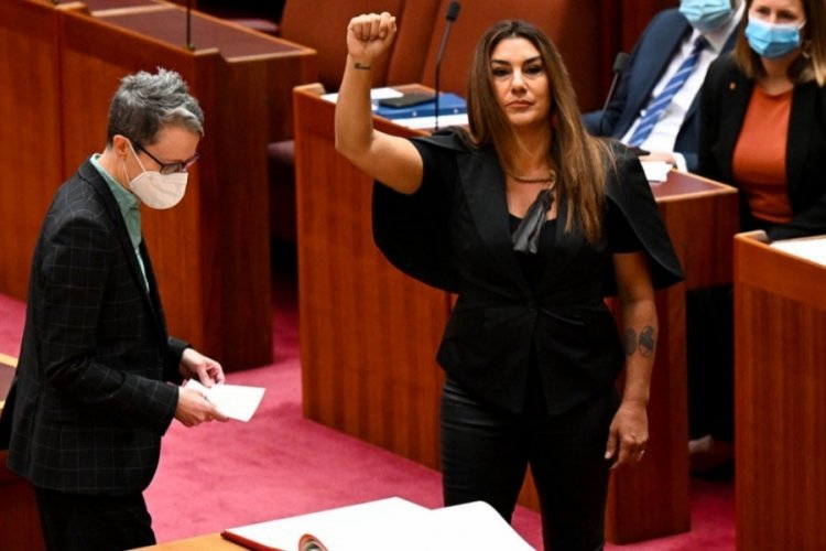 Aborjin Senat&ouml;r Thorpe'den Krali&ccedil;e Elizabeth'e "s&ouml;m&uuml;rgeci" &ccedil;ıkışı
