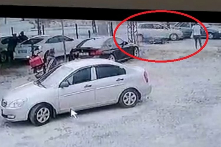 İYİ Partili meclis &uuml;yesine otomobille &ccedil;arpan şahıs olay yerinden ka&ccedil;tı! O anlar kamerada