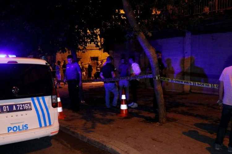 Adana'da gelin arabası s&uuml;s&uuml; verdikleri otomobille silahlı saldırı d&uuml;zenlediler