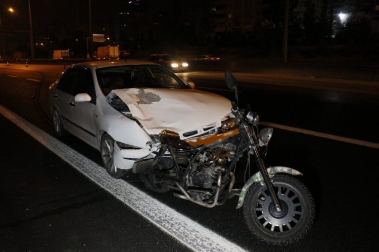 Otomobil motosiklete &ccedil;arptı: 1 &ouml;l&uuml; 2 yaralı