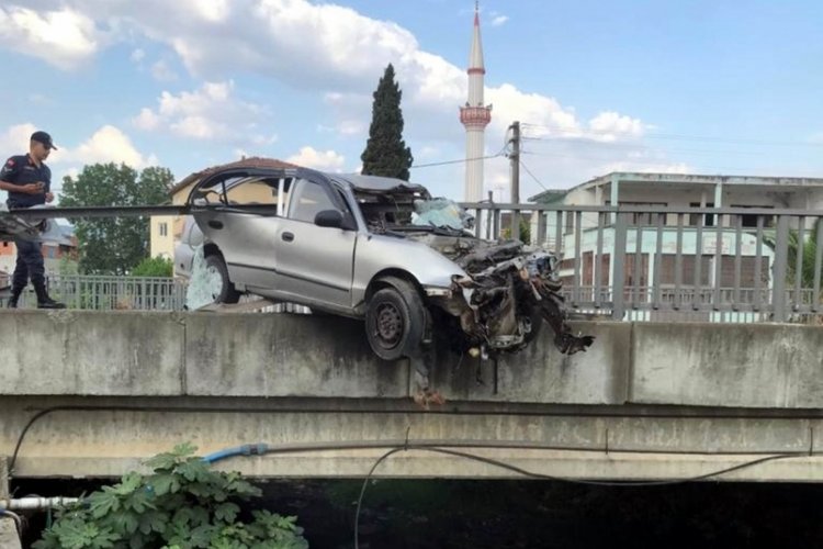 K&ouml;pr&uuml;n&uuml;n korkulukları otomobile saplandı: 1 yaralı