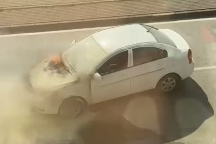 Bursa'da seyir halindeki otomobil alev alev yandı