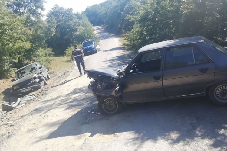Eskişehir'de iki otomobil kafa kafaya &ccedil;arpıştı: 4 yaralı