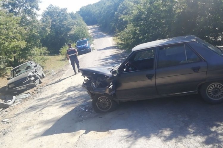 İki otomobilin kafa kafaya &ccedil;arpışması sonucu 4 yaralı