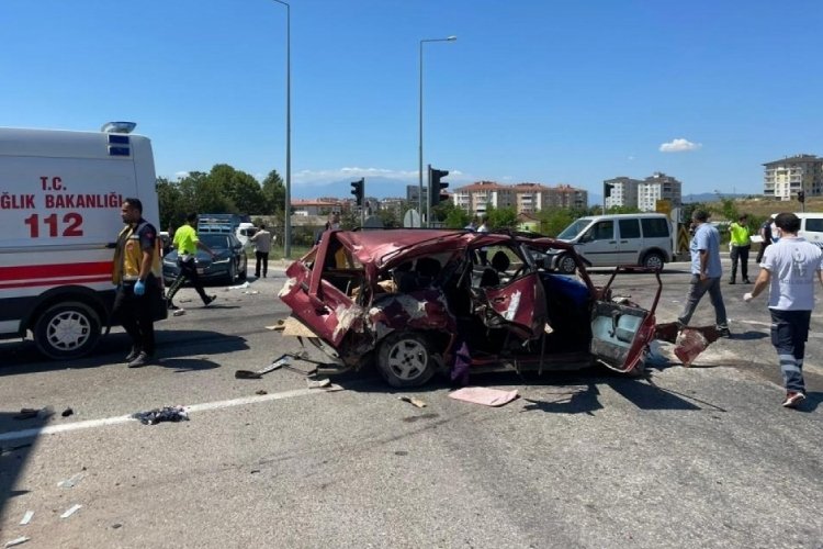 Bursa'da tır ile otomobil &ccedil;arpıştı: &Ouml;l&uuml; ve yaralılar var!