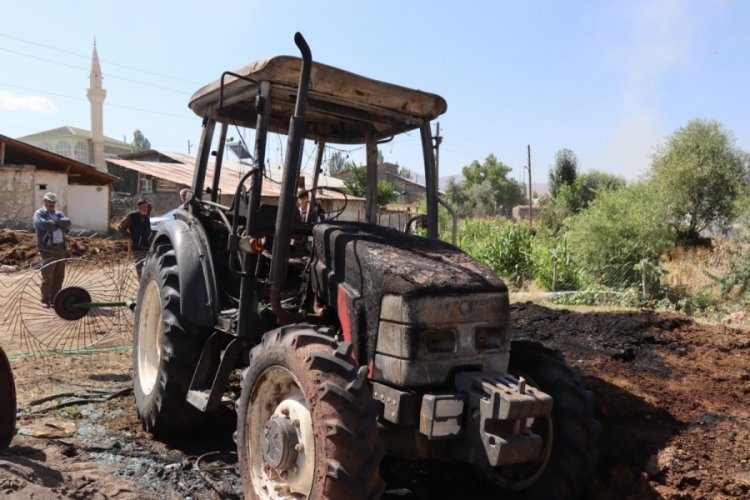 Benzin d&ouml;kerek trakt&ouml;r ve 850 balya otu yaktılar