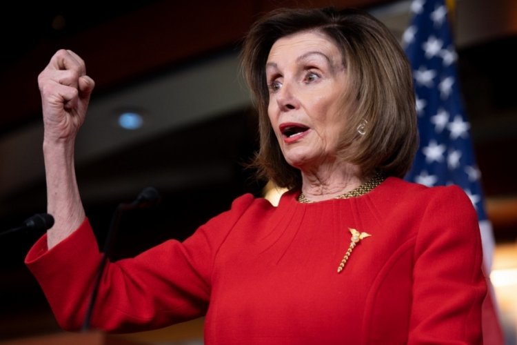 Y&uuml;zbinlerce kişi Pelosi'nin u&ccedil;ağını izliyor